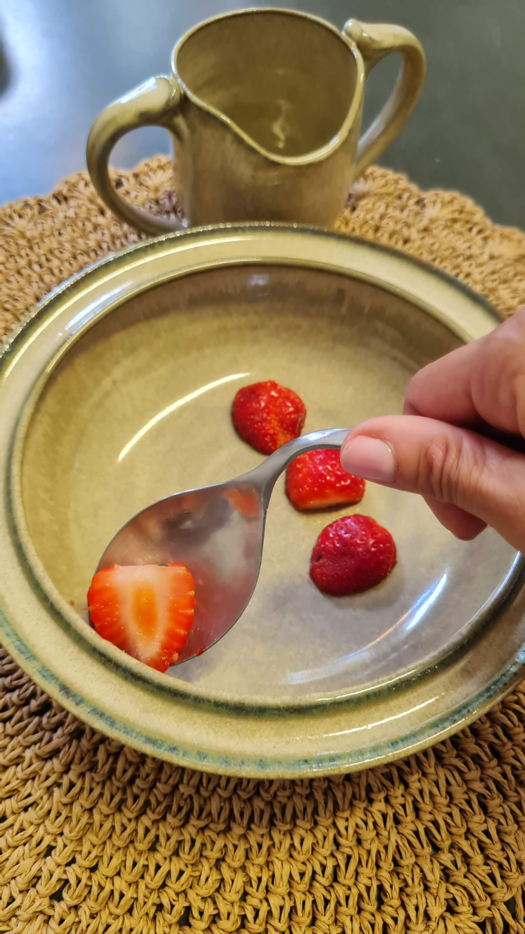 Prato adaptado com friso de contenção em uso e caneca com recorte nasal